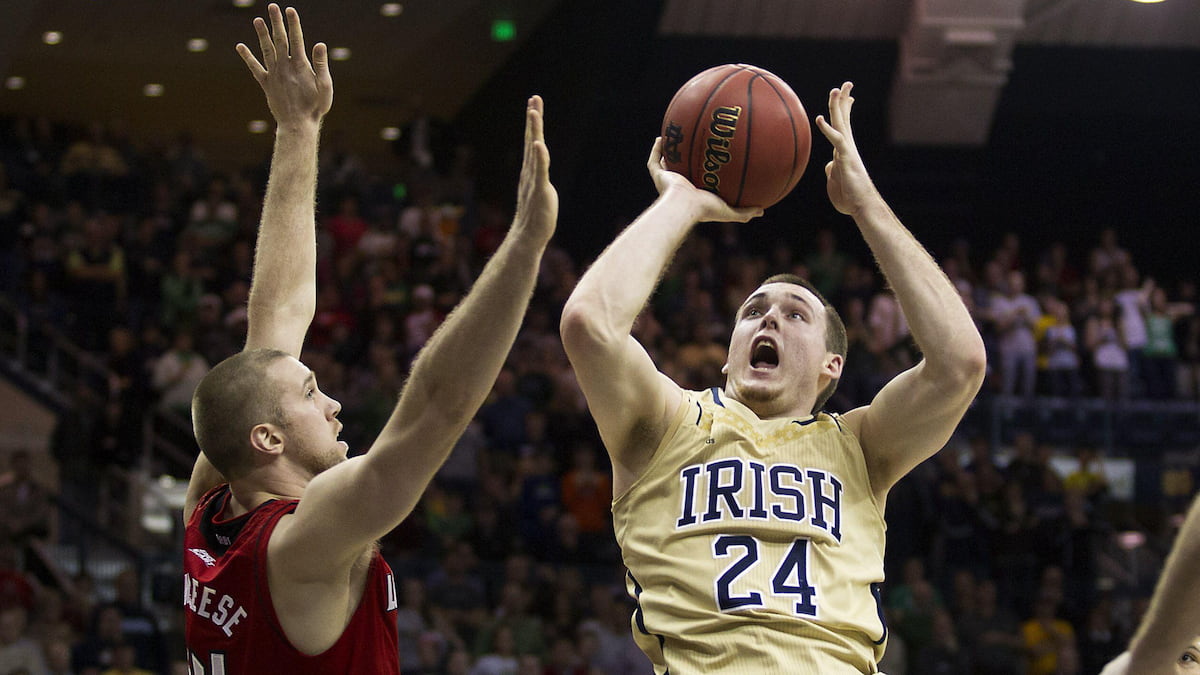 Lousiville play Notre Dame in college basketball.