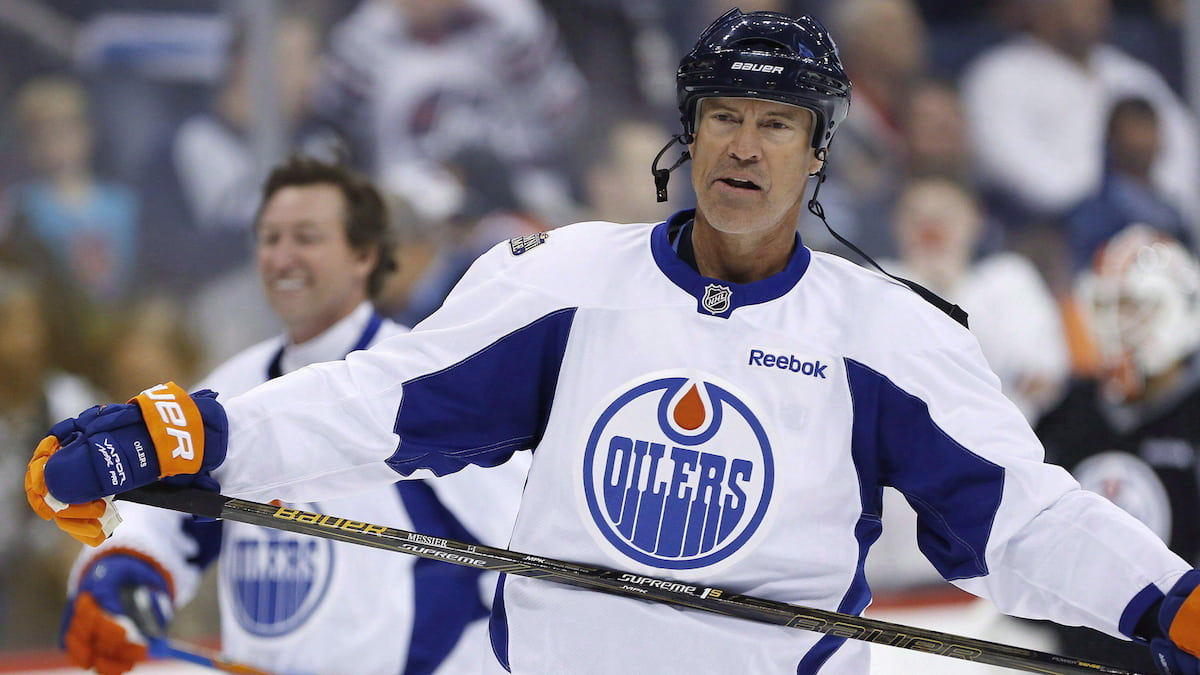 Mark Messier and Wayne Gretzky wearing Oilers shirts.