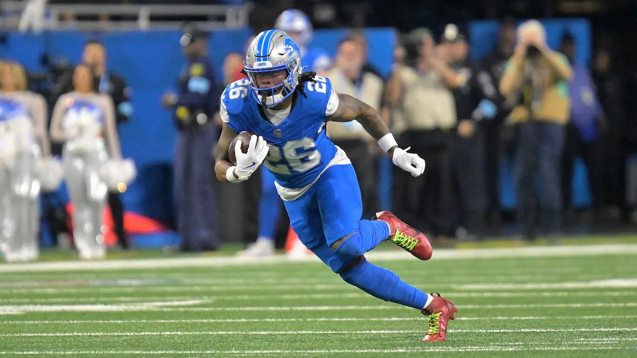 Jahmyr Gibbs running with the ball for the Detroit Lions.