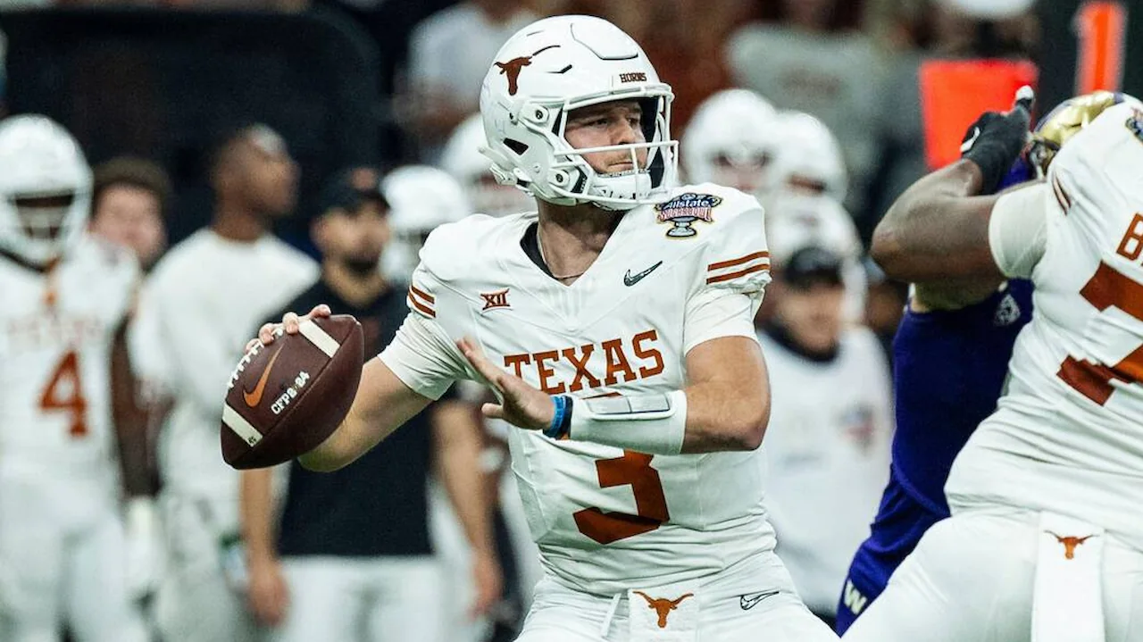 Quinn Ewers playing quarterback for the Texas Longhorns