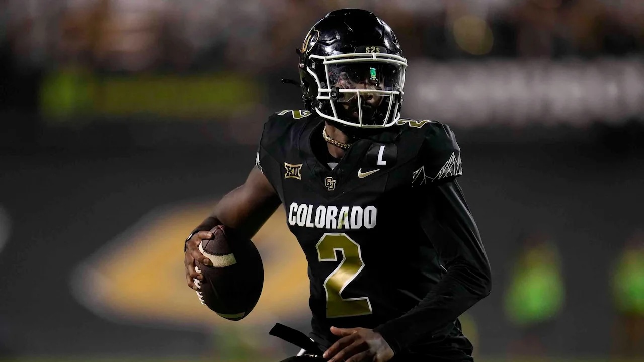 Shedeur Sanders playing QB for the Colorado Buffaloes.