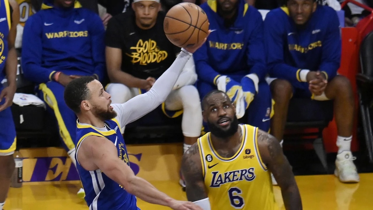 Steph Curry faces off against LeBron James