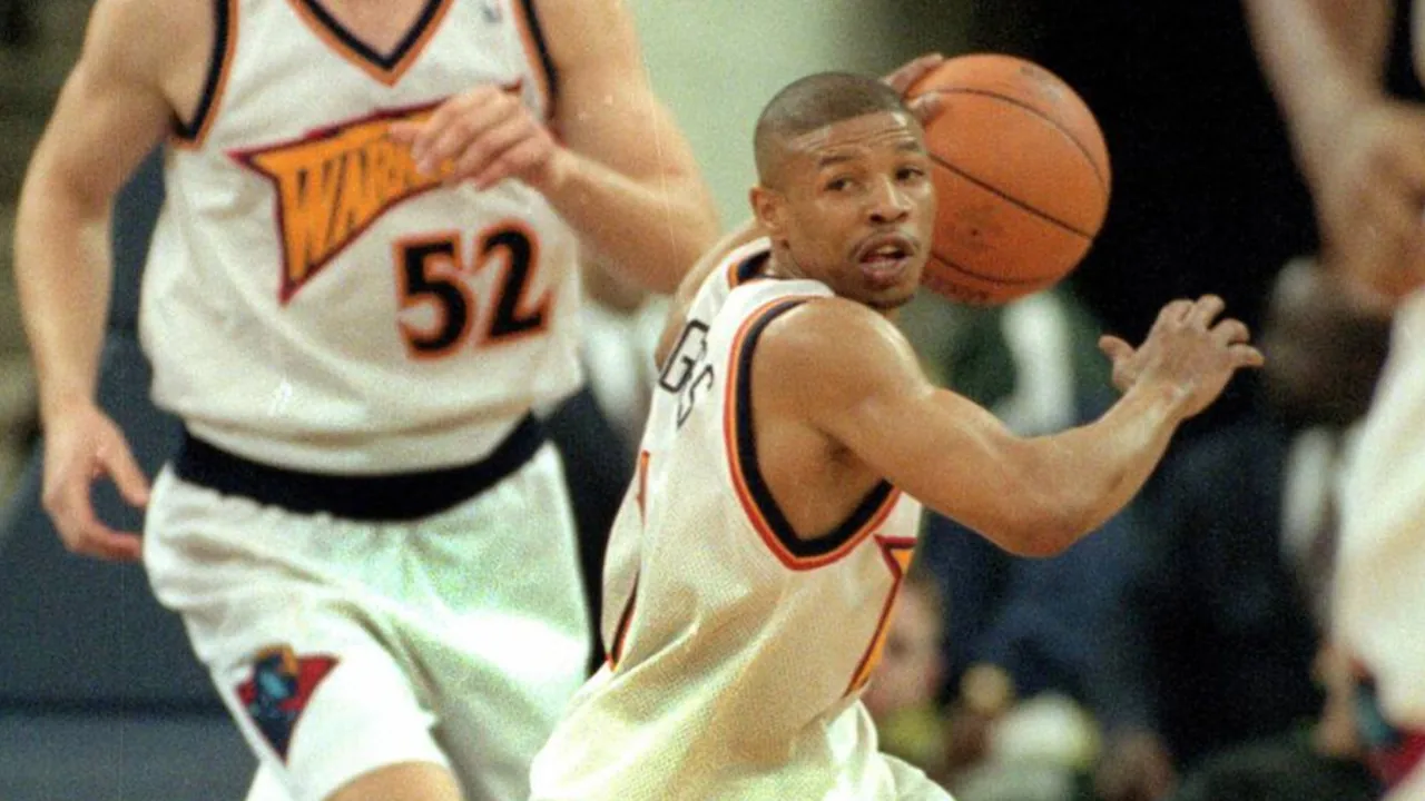 Muggsy Bogues playing for the Golden State Warriors.