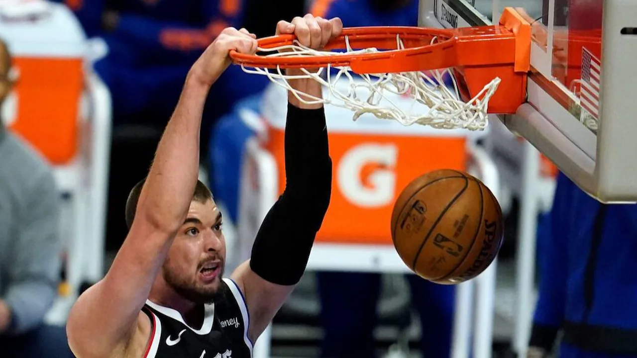 Ivica Zubac playing for the LA Clippers.