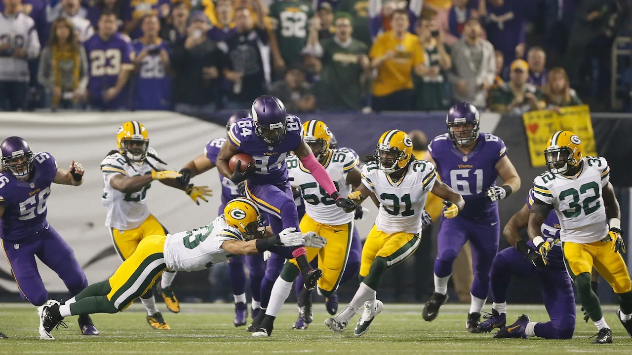 Cordarrelle Patterson returns a kickoff for 109 yards all the way to the end zone for a touchdown.